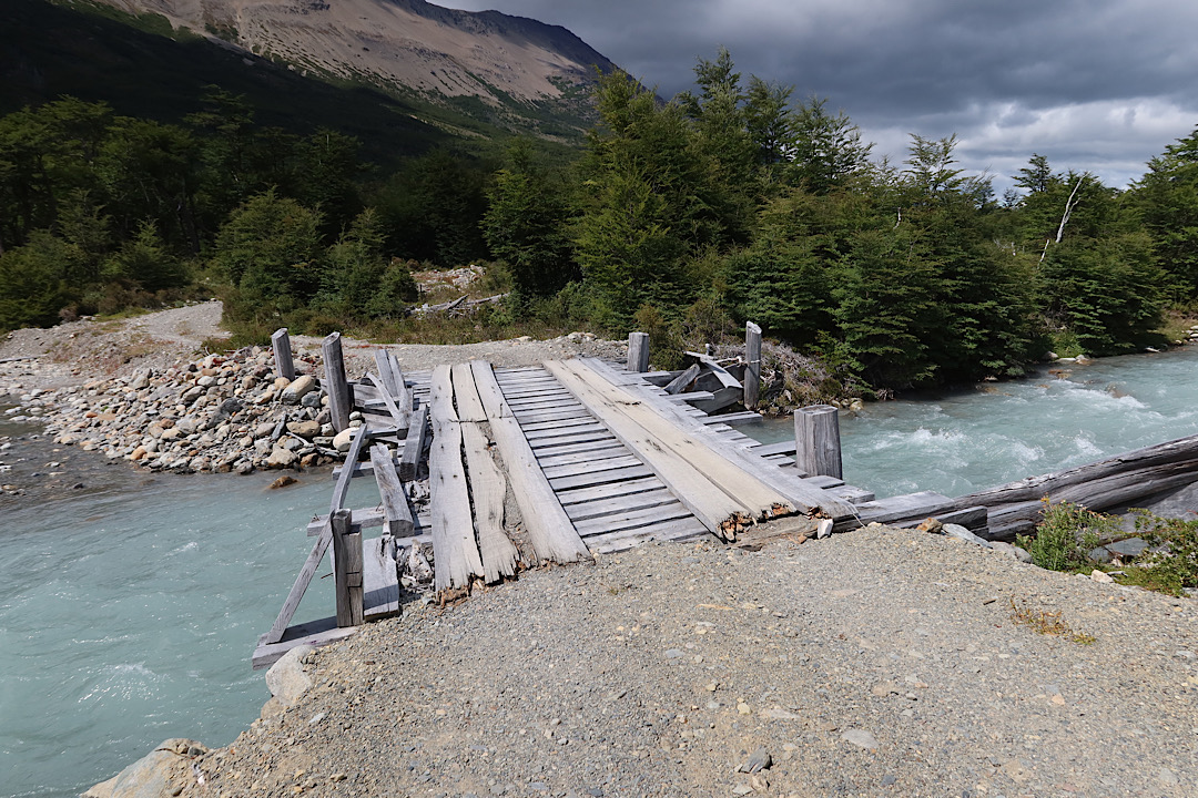 Note that Chile is kind enough to build bridges over rivers.