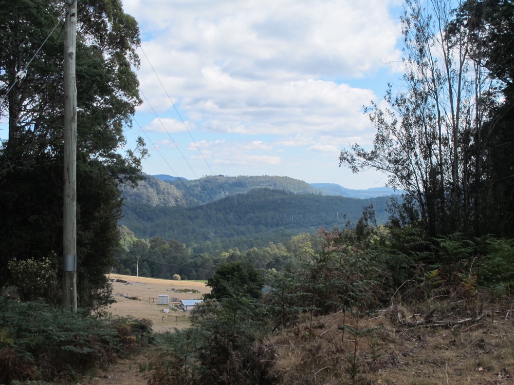 Still some mountain views, but the beginnings of farmland poking through.